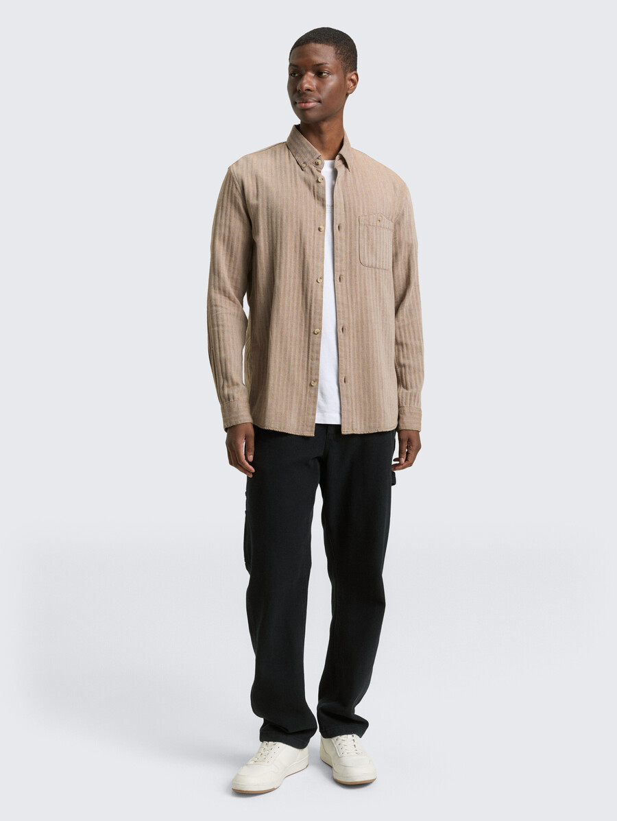 camisa básica con bolsillo en el pecho
