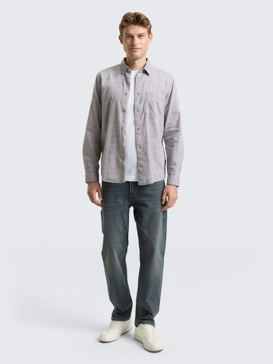 camisa de corte regular con bolsillo en el pecho