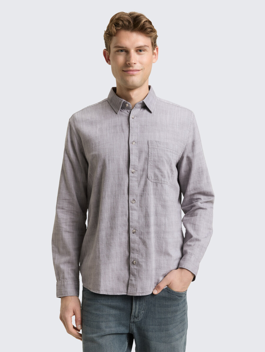 camisa de corte regular con bolsillo en el pecho