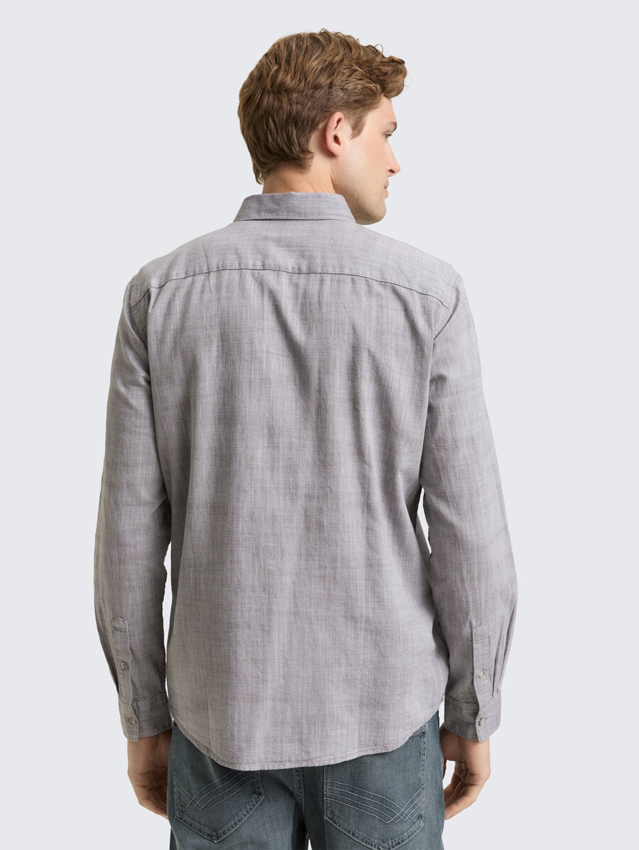 camisa de corte regular con bolsillo en el pecho