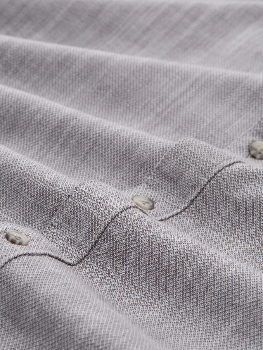camisa de corte regular con bolsillo en el pecho
