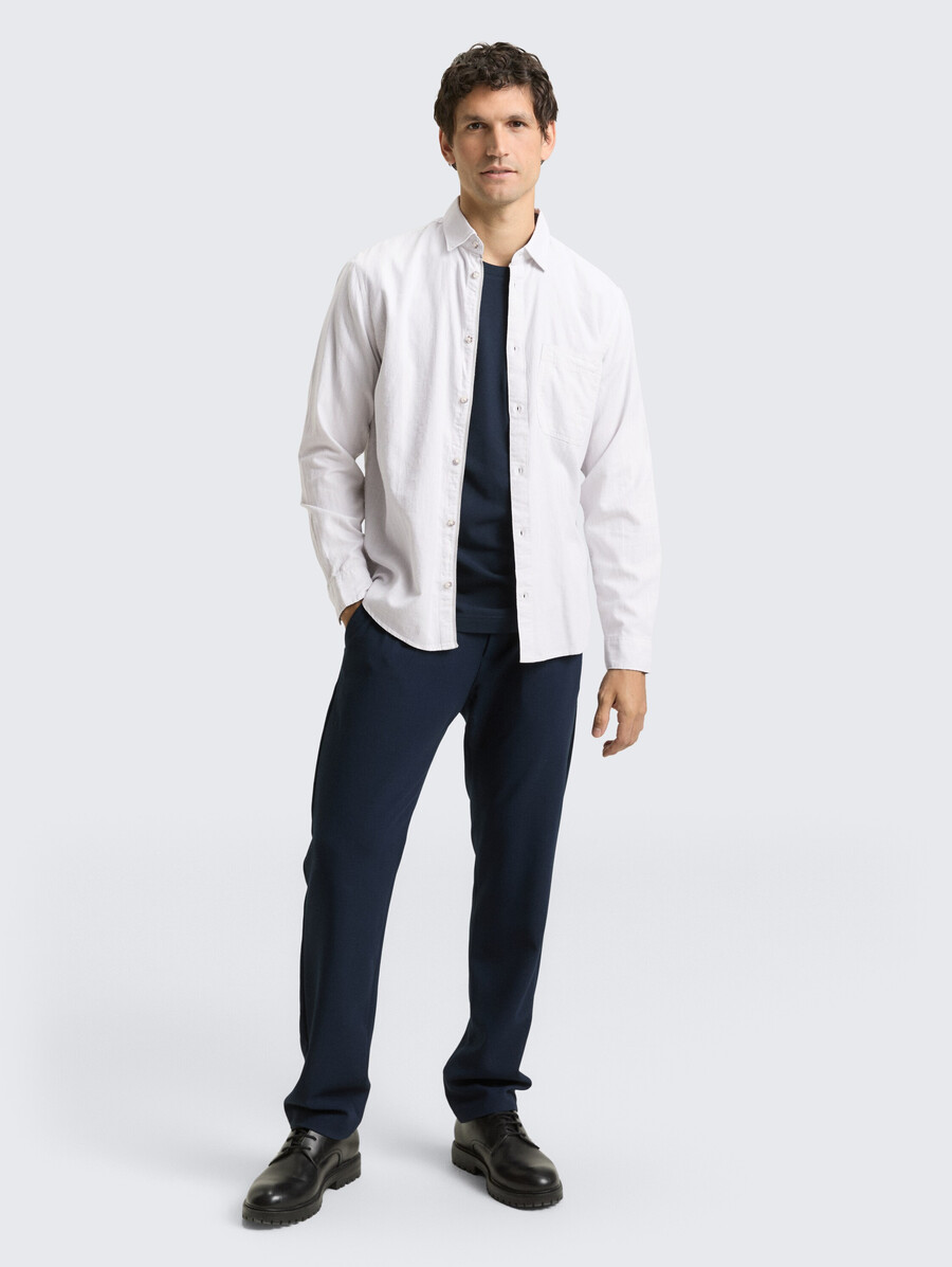 camisa de corte regular con bolsillo en el pecho