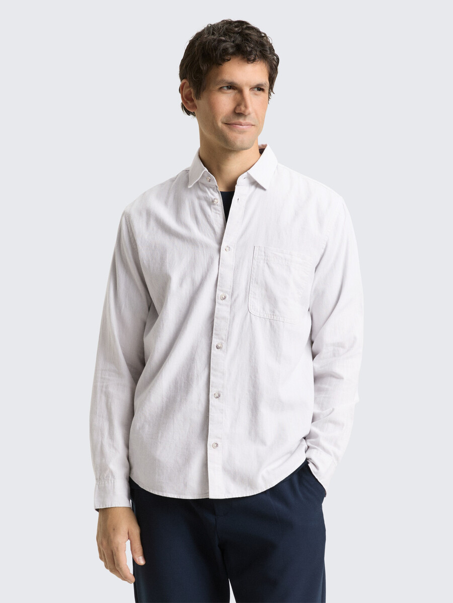 camisa de corte regular con bolsillo en el pecho
