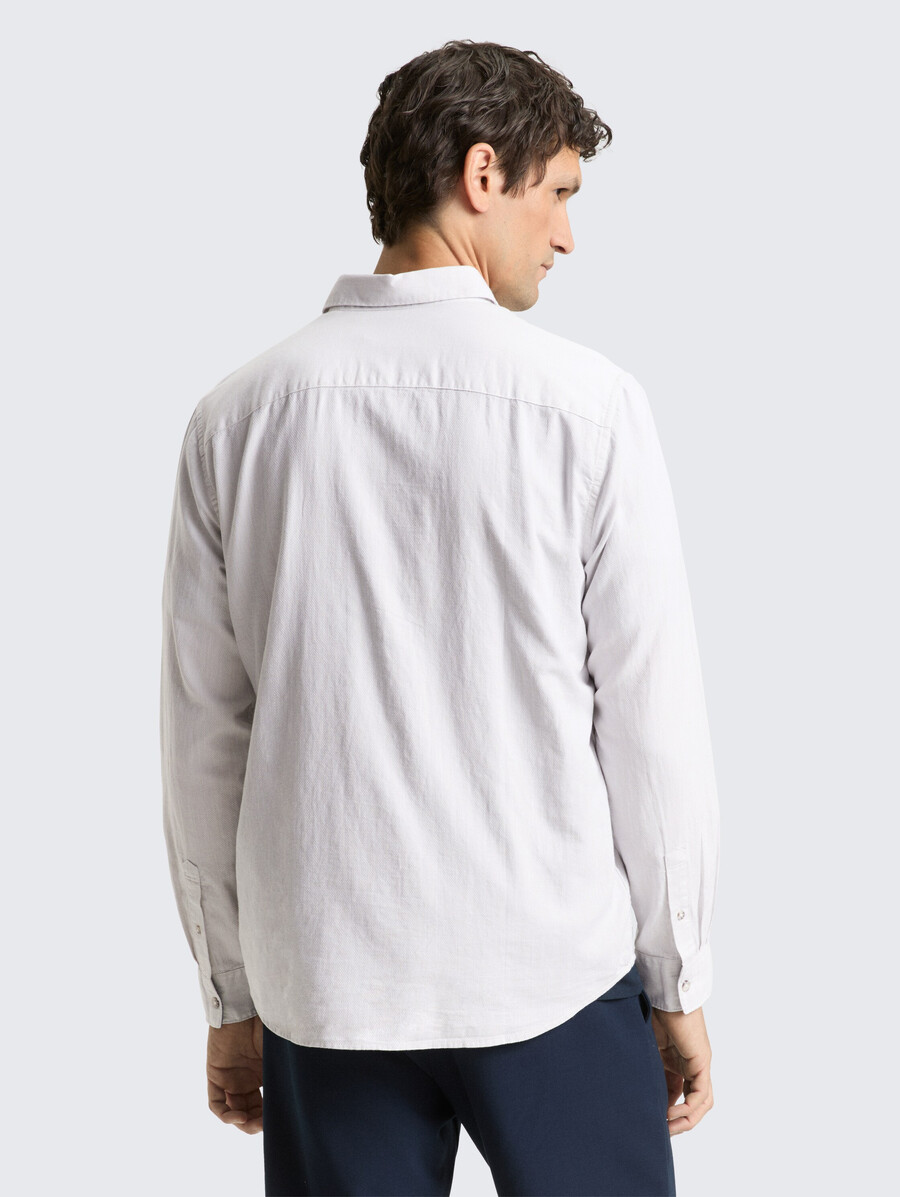 camisa de corte regular con bolsillo en el pecho
