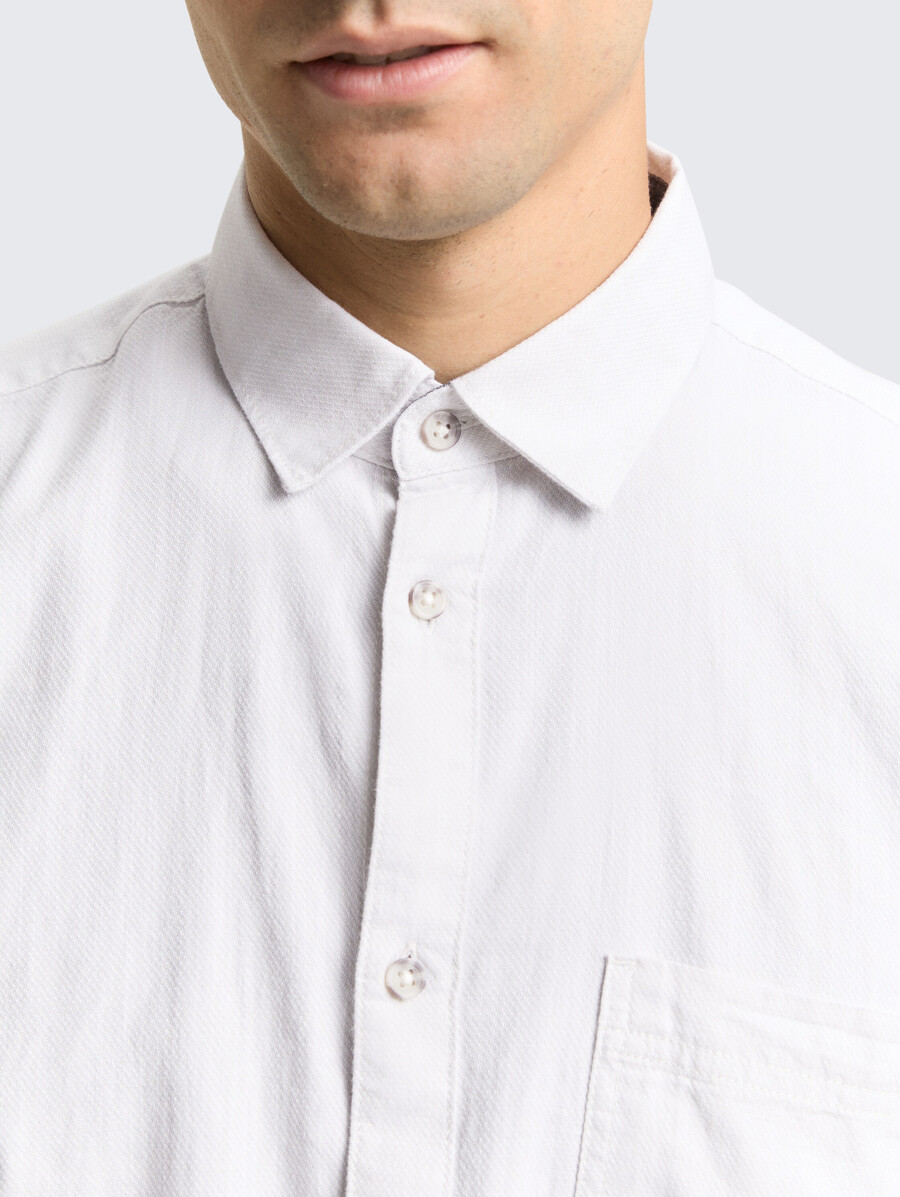 camisa de corte regular con bolsillo en el pecho