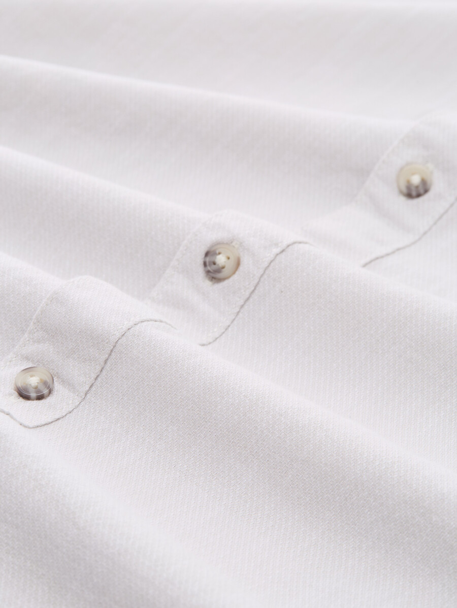 camisa de corte regular con bolsillo en el pecho