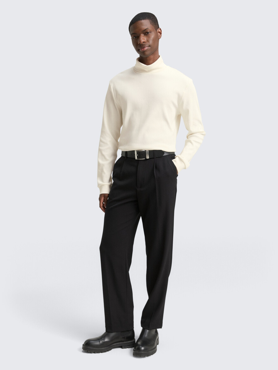 camisa de cuello alto con textura acanalada