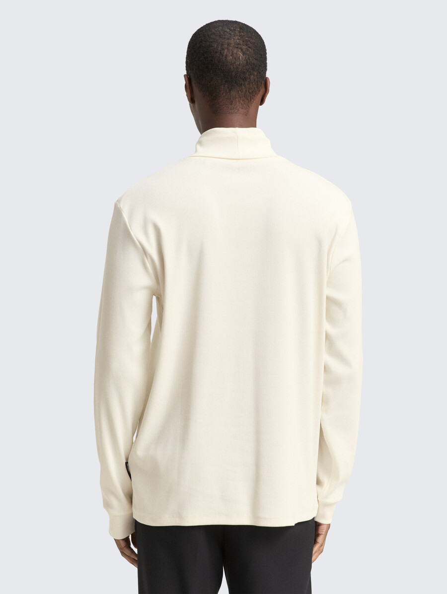 camisa de cuello alto con textura acanalada