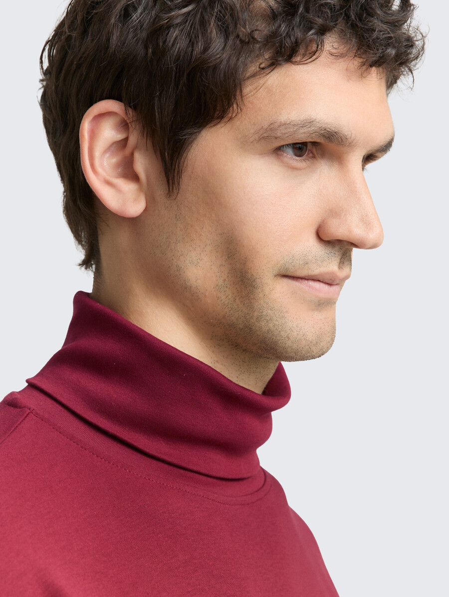 camisa básica de cuello alto