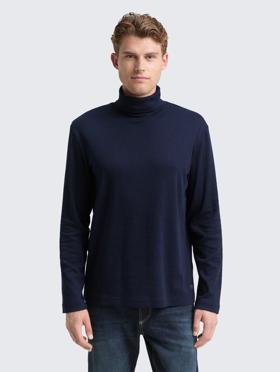 camisa básica de cuello alto