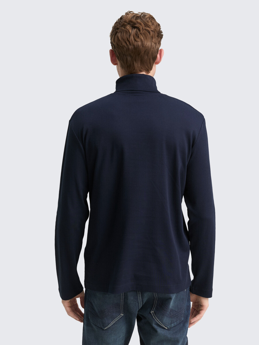 camisa básica de cuello alto
