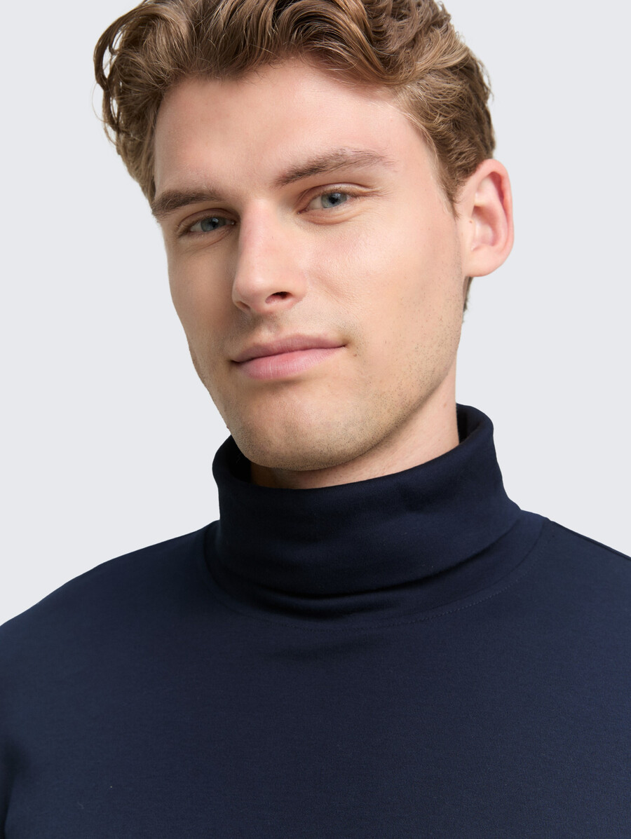 camisa básica de cuello alto