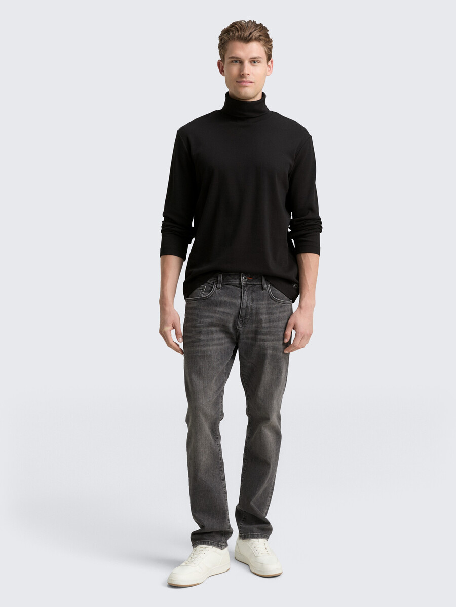 camisa básica de cuello alto