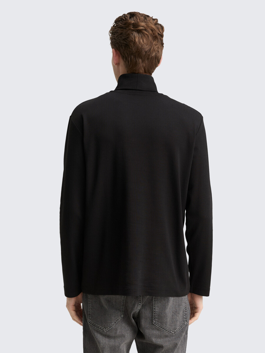 camisa básica de cuello alto