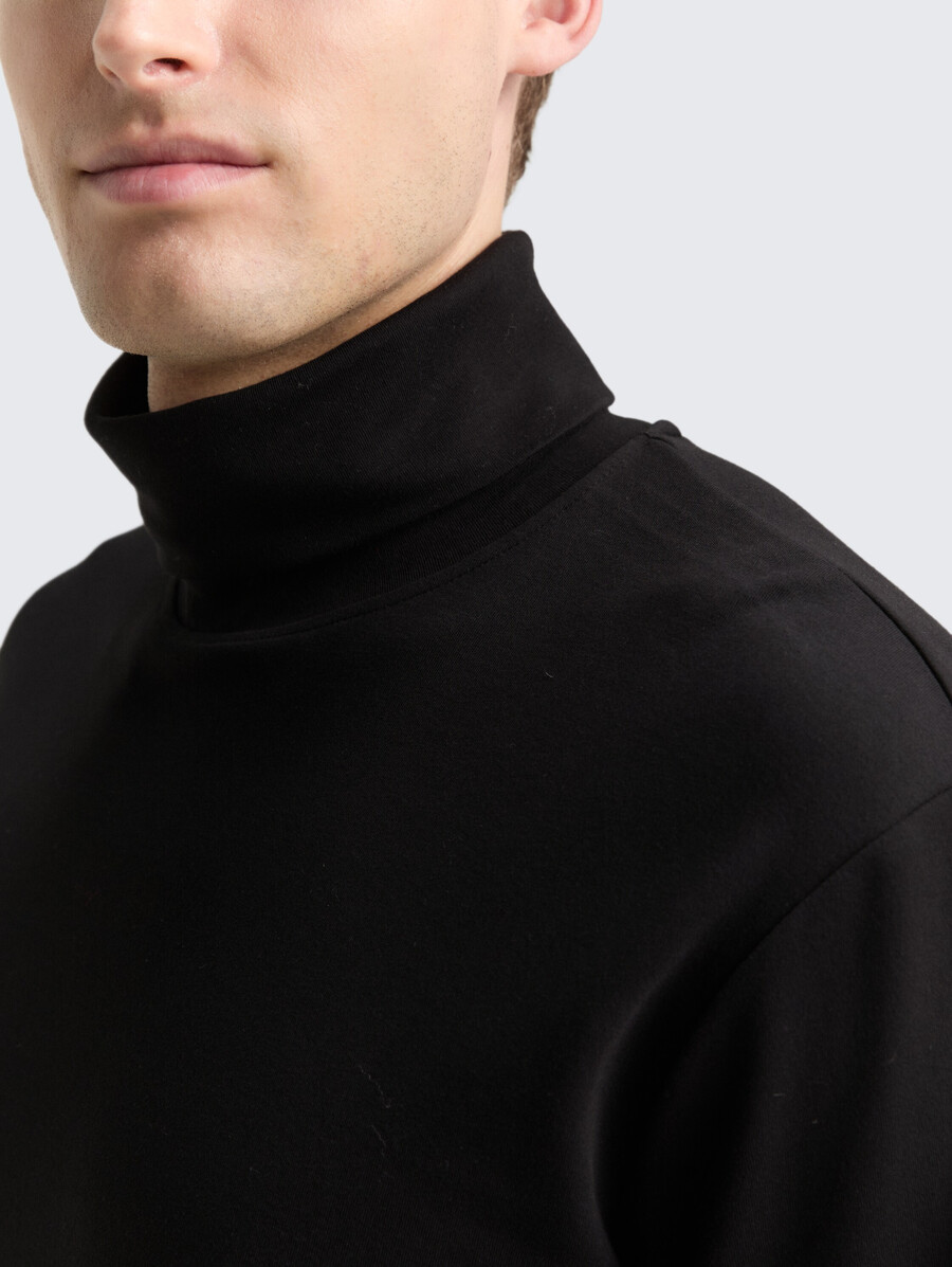 camisa básica de cuello alto