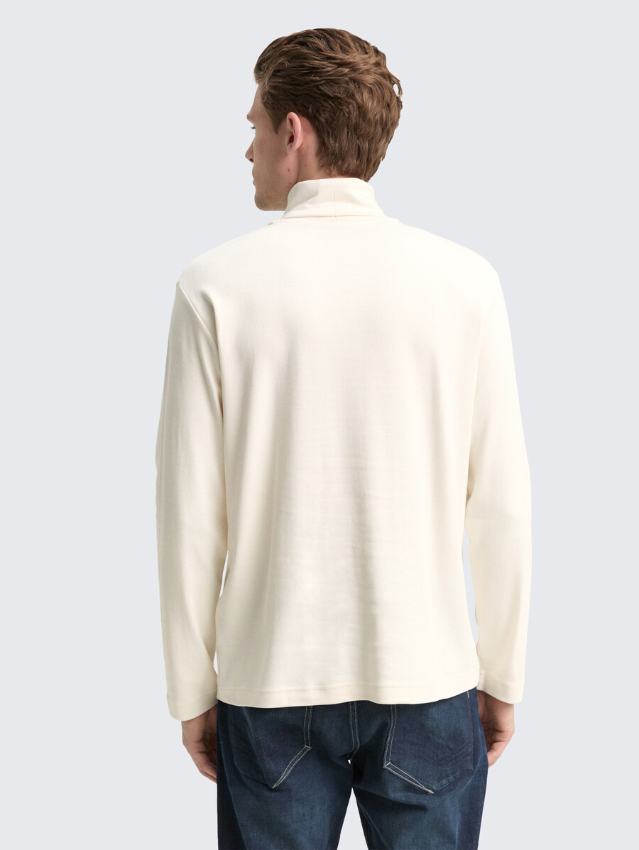 camisa básica de cuello alto