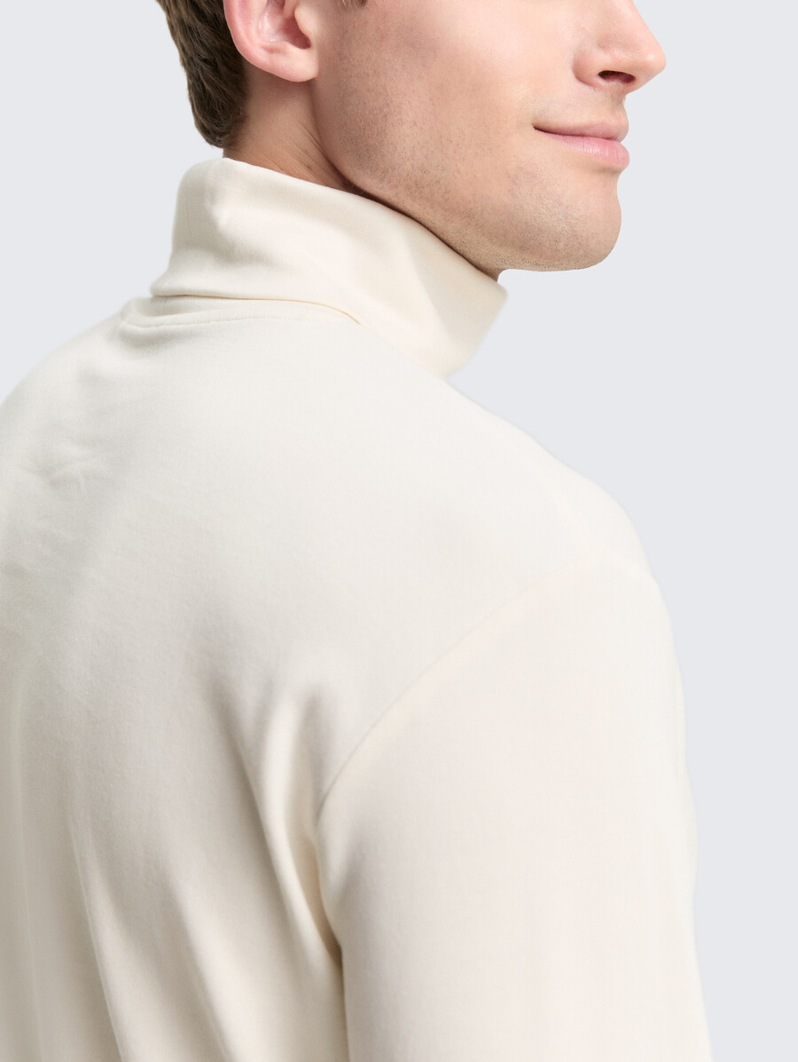 camisa básica de cuello alto