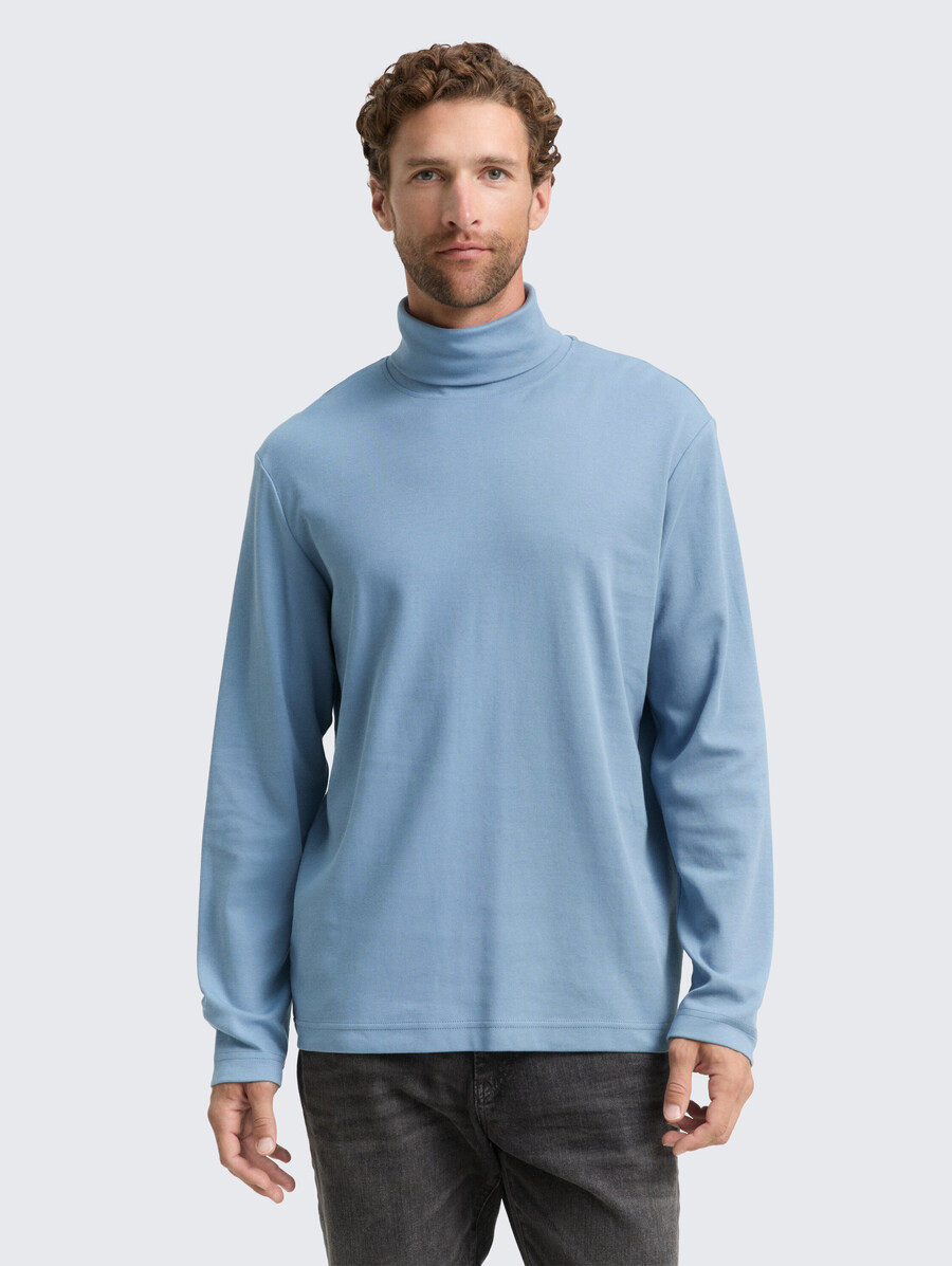 camisa básica de cuello alto