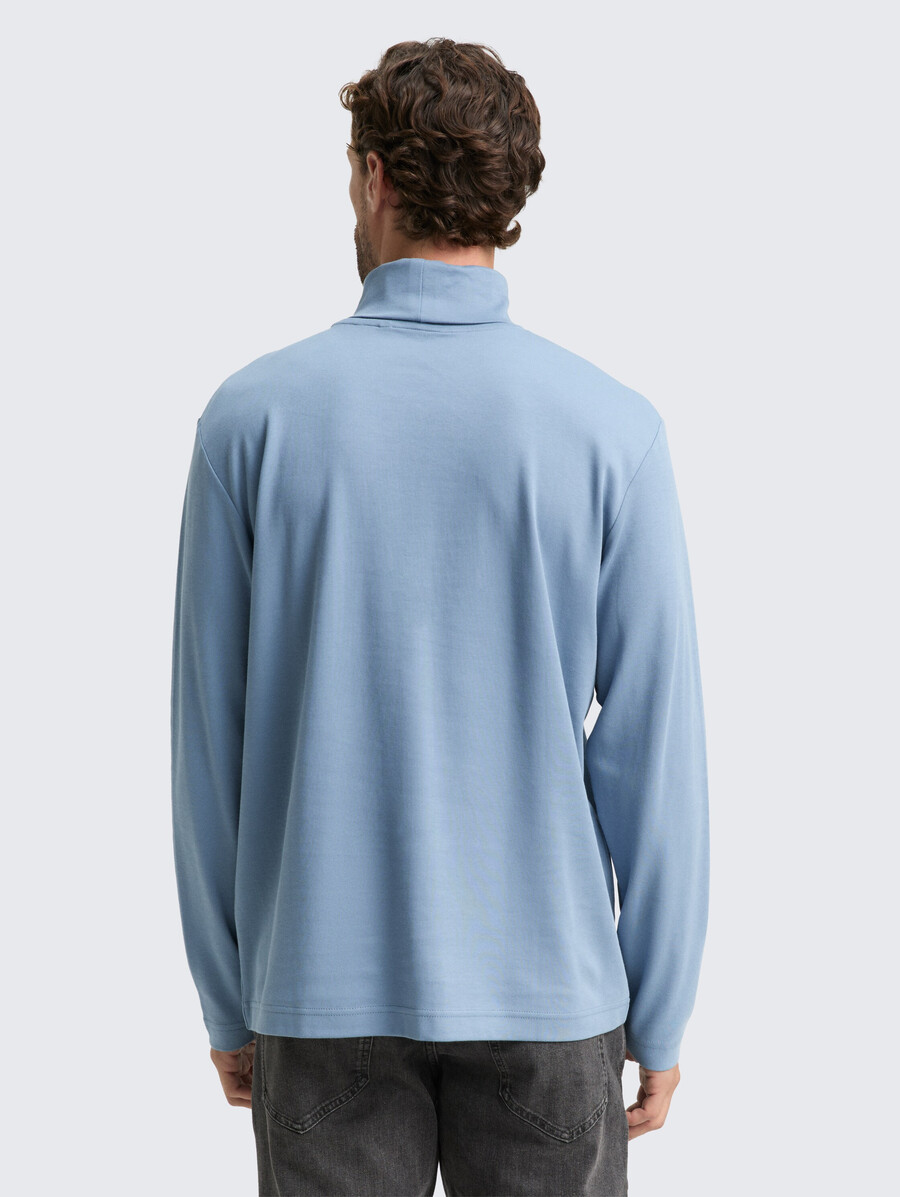 camisa básica de cuello alto