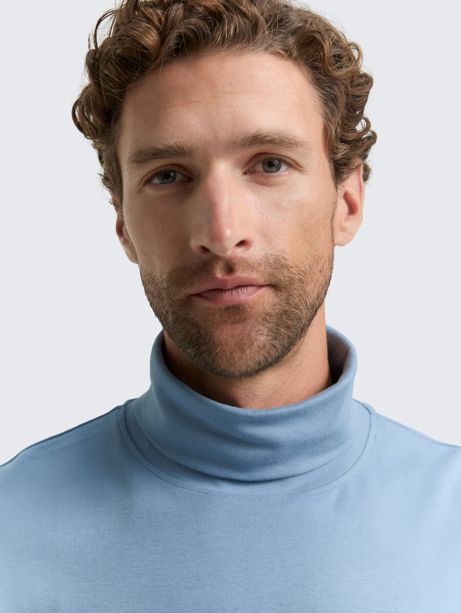 camisa básica de cuello alto