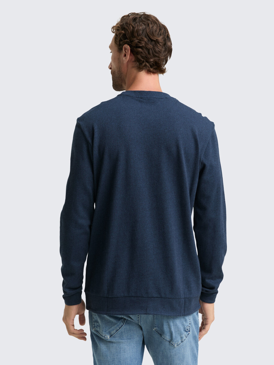 camisa de manga larga con insignia del logotipo
