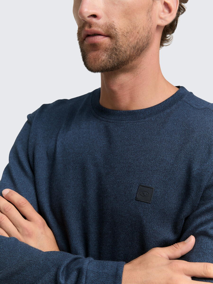 camisa de manga larga con insignia del logotipo