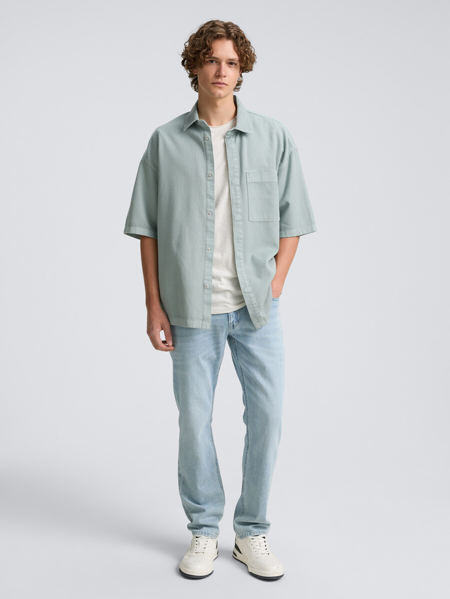camisa tipo sobrecamisa con mangas cortas