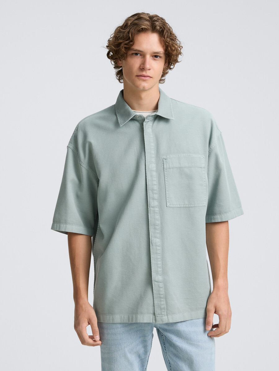 camisa tipo sobrecamisa con mangas cortas