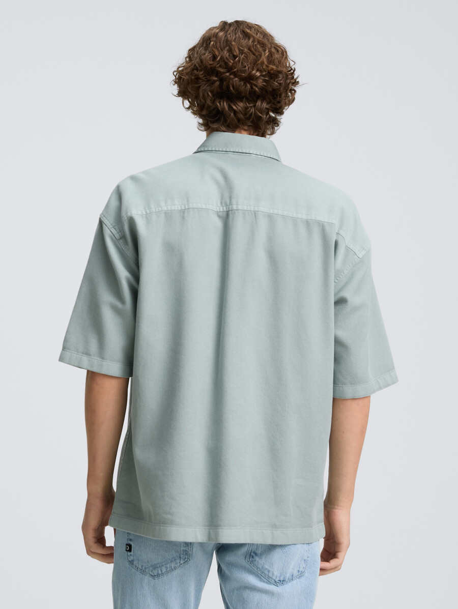 camisa tipo sobrecamisa con mangas cortas
