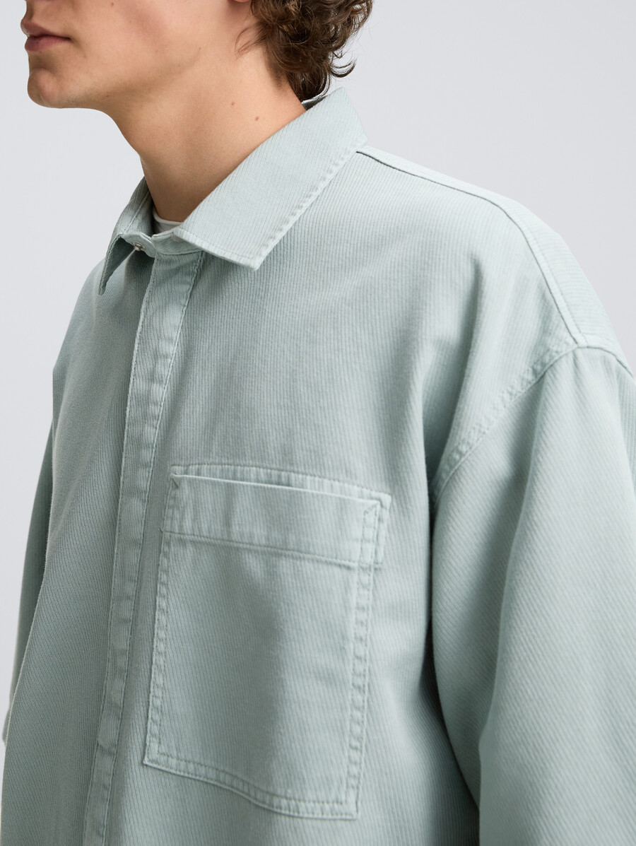 camisa tipo sobrecamisa con mangas cortas