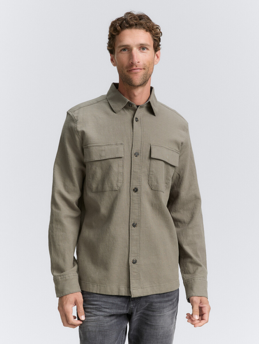 camisa tipo sobrecamisa con bolsillos en el pecho