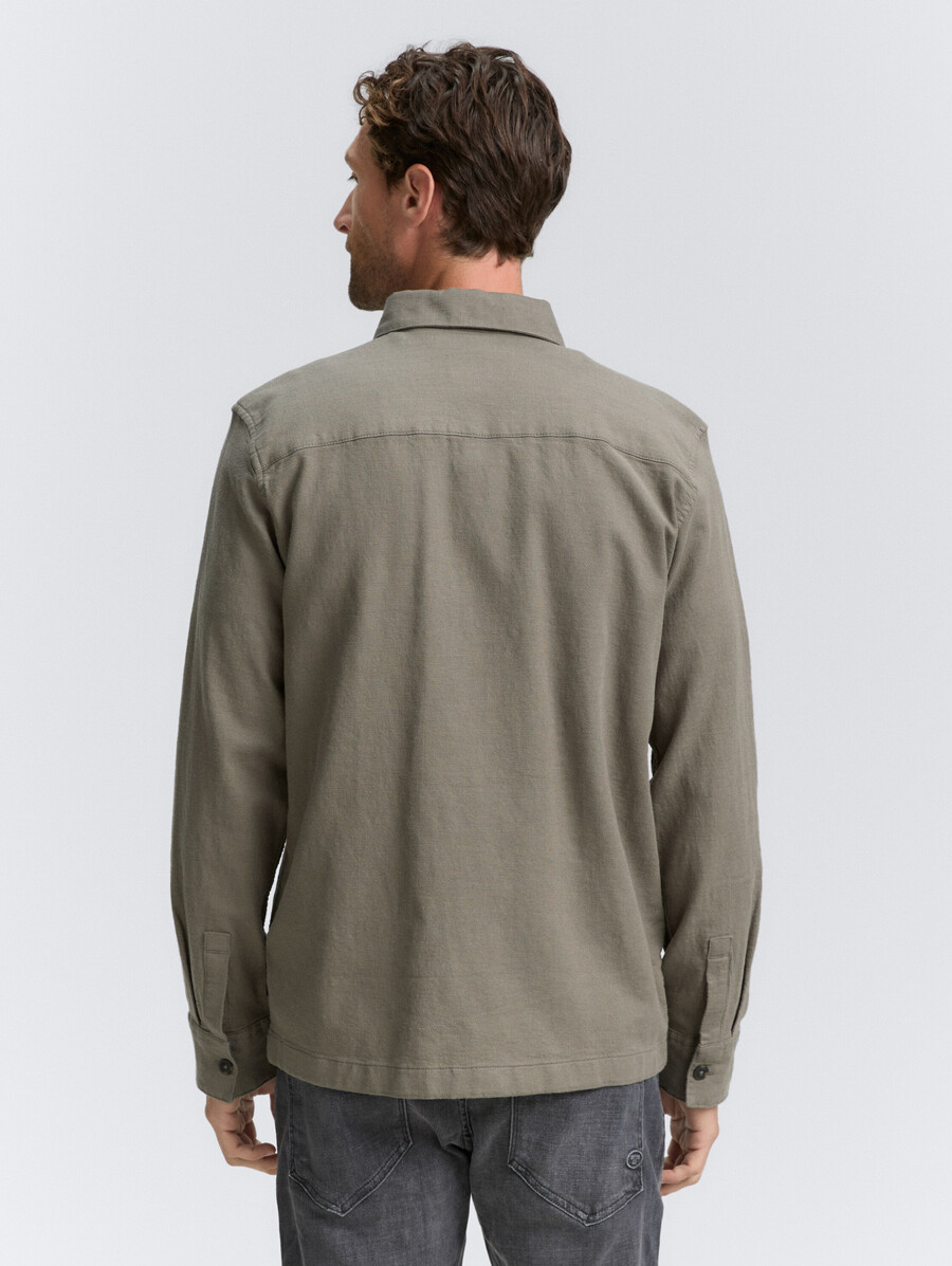 camisa tipo sobrecamisa con bolsillos en el pecho