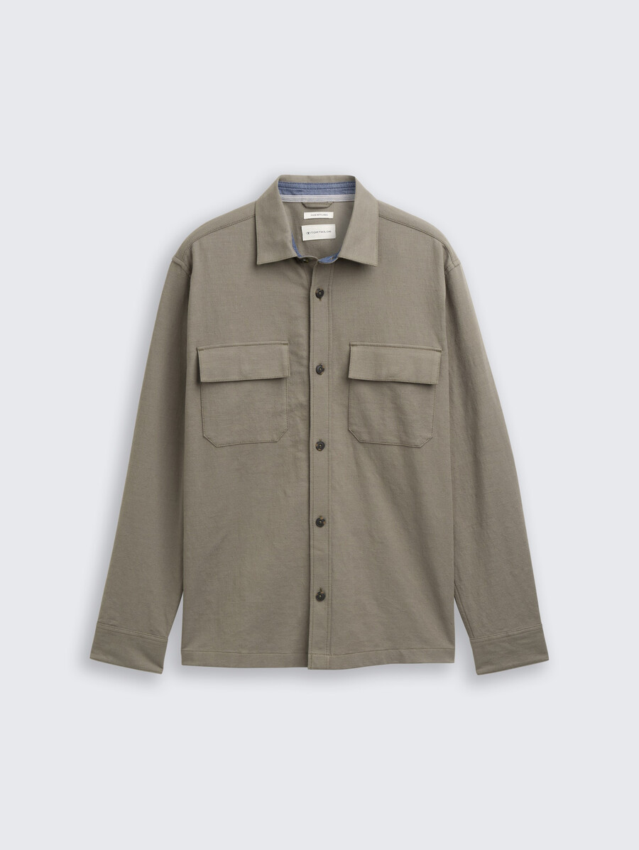 camisa tipo sobrecamisa con bolsillos en el pecho
