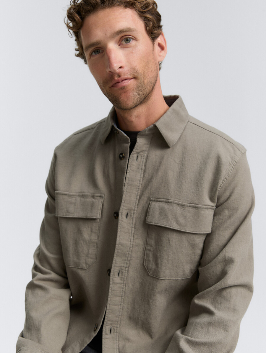 camisa tipo sobrecamisa con bolsillos en el pecho
