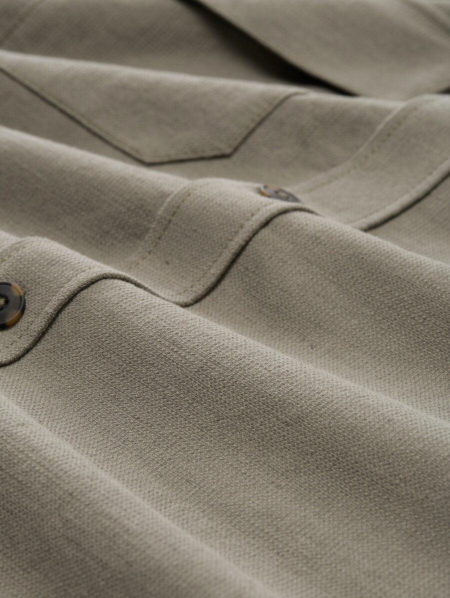 camisa tipo sobrecamisa con bolsillos en el pecho