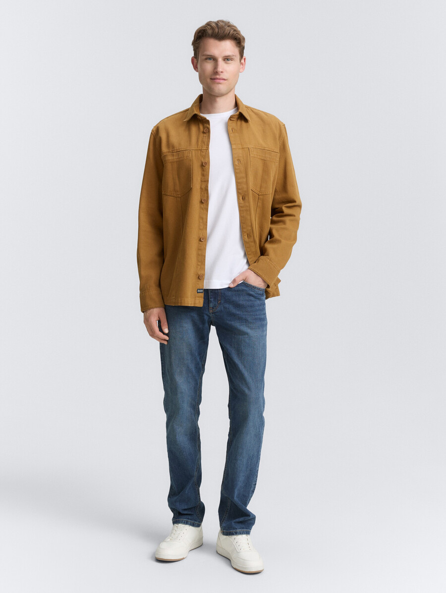 sobrecamisa con bolsillos en el pecho