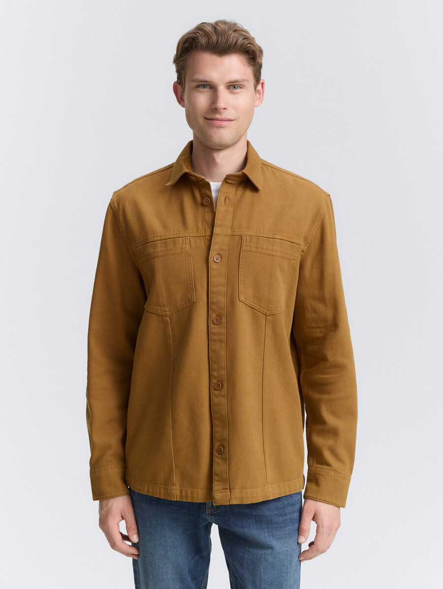 sobrecamisa con bolsillos en el pecho