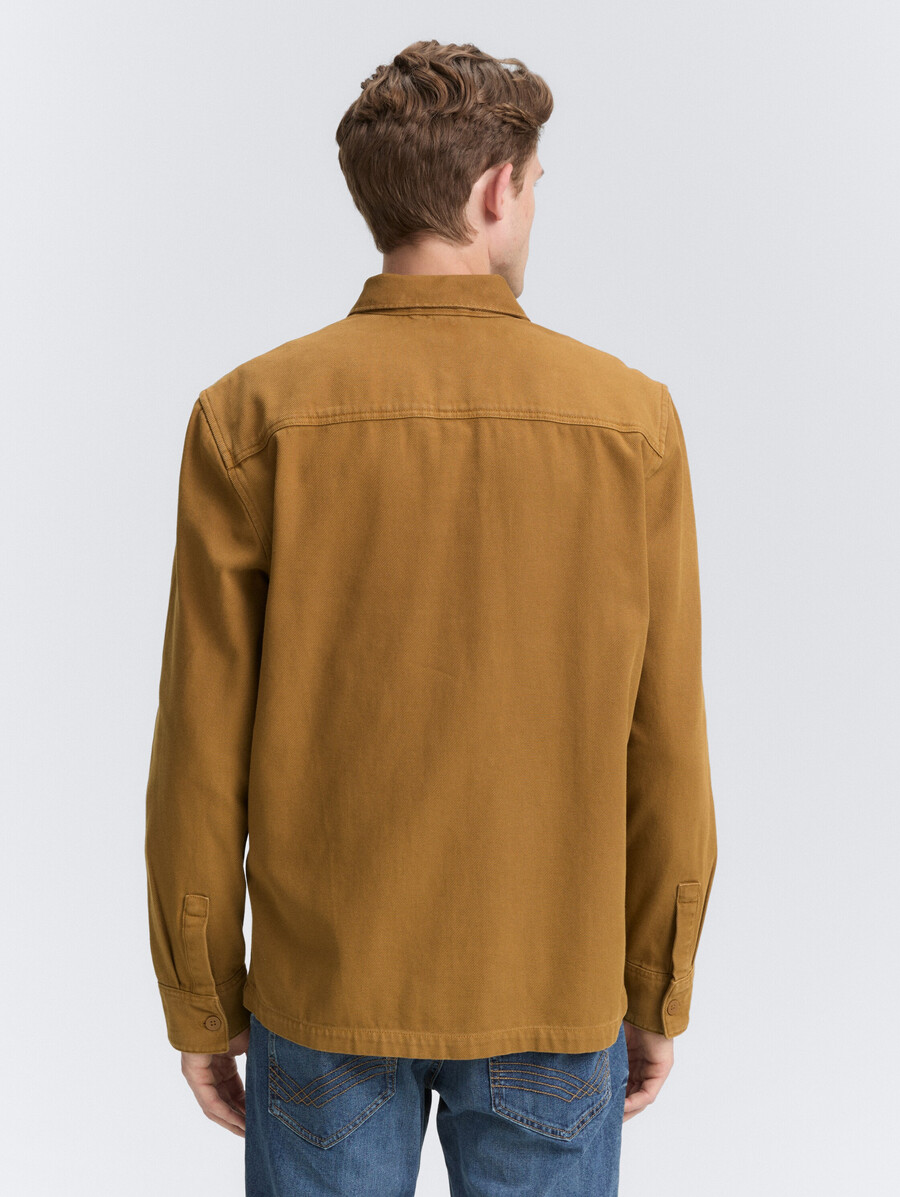 sobrecamisa con bolsillos en el pecho