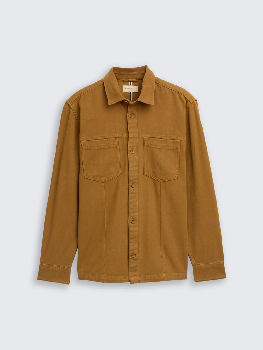 sobrecamisa con bolsillos en el pecho
