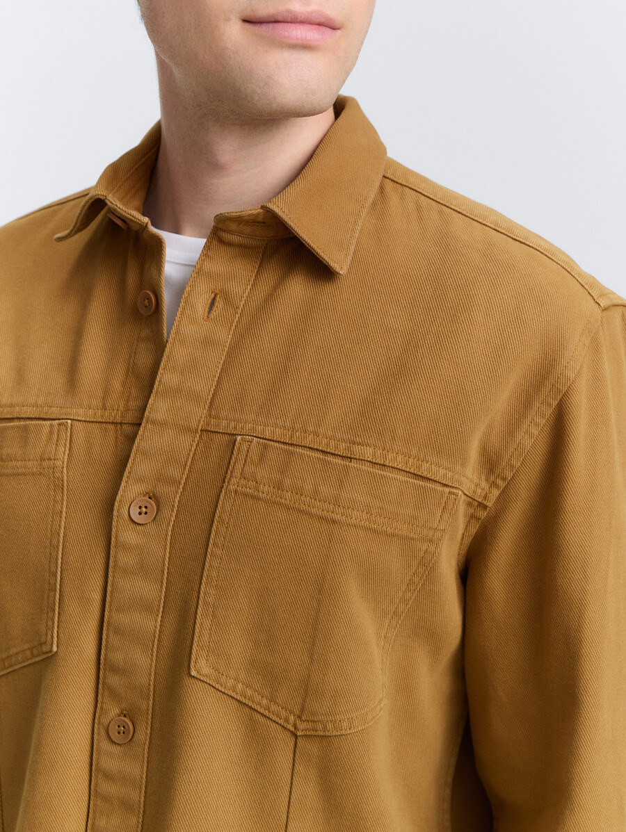 sobrecamisa con bolsillos en el pecho