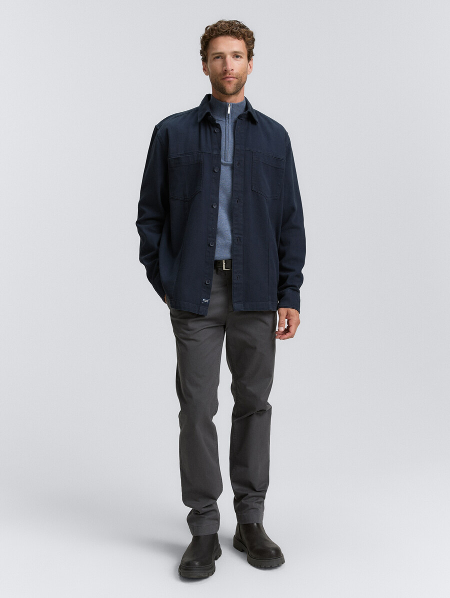 sobrecamisa con bolsillos en el pecho