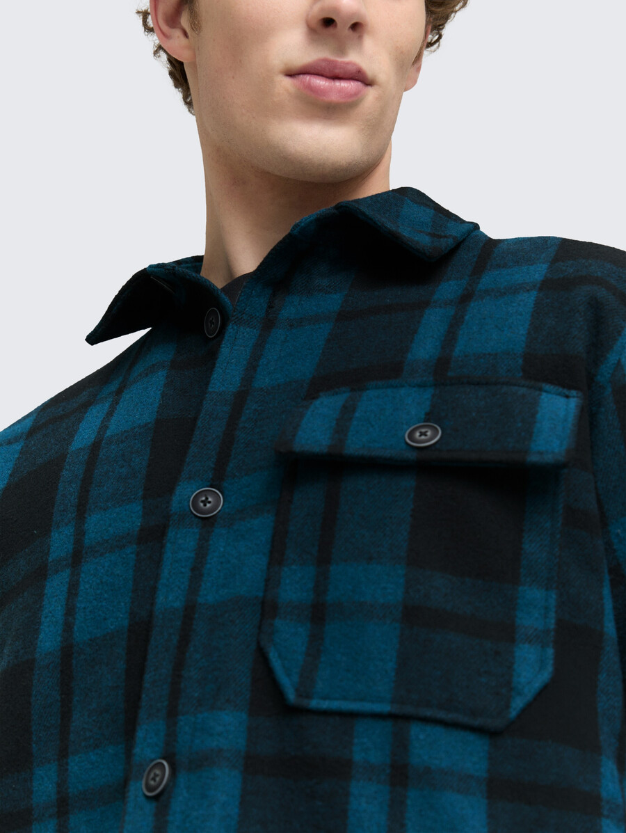 chaqueta tipo sobrecamisa con efecto lana