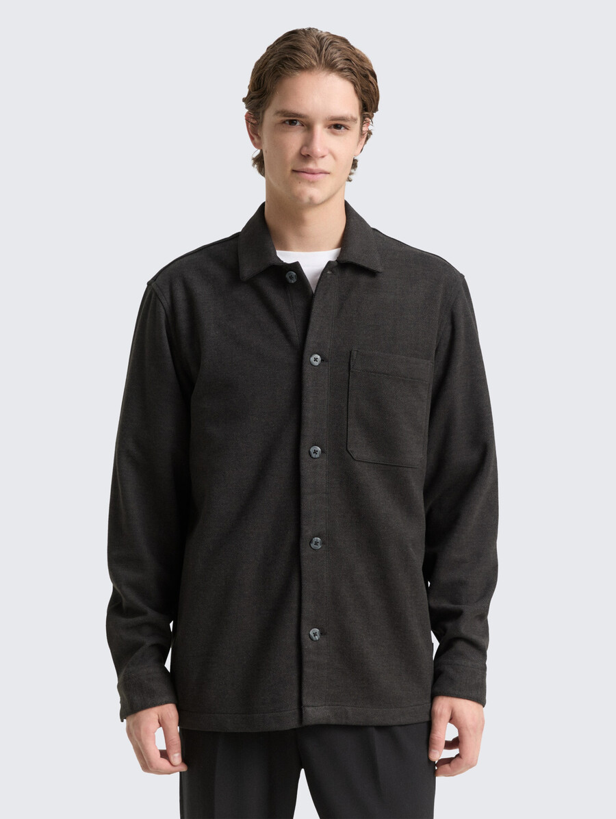 sobrecamisa con bolsillo en el pecho