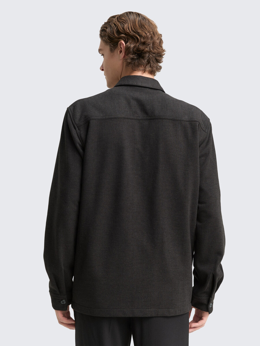 sobrecamisa con bolsillo en el pecho