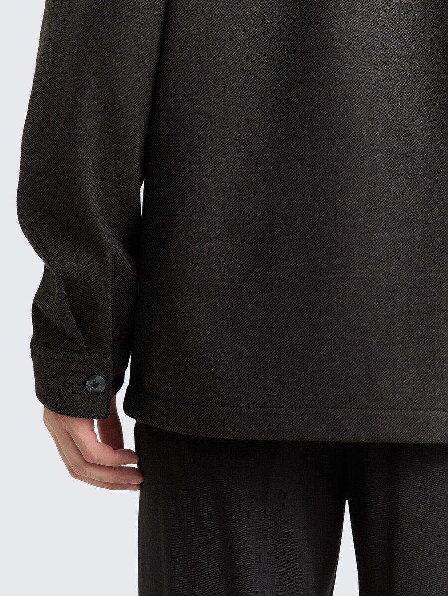 sobrecamisa con bolsillo en el pecho