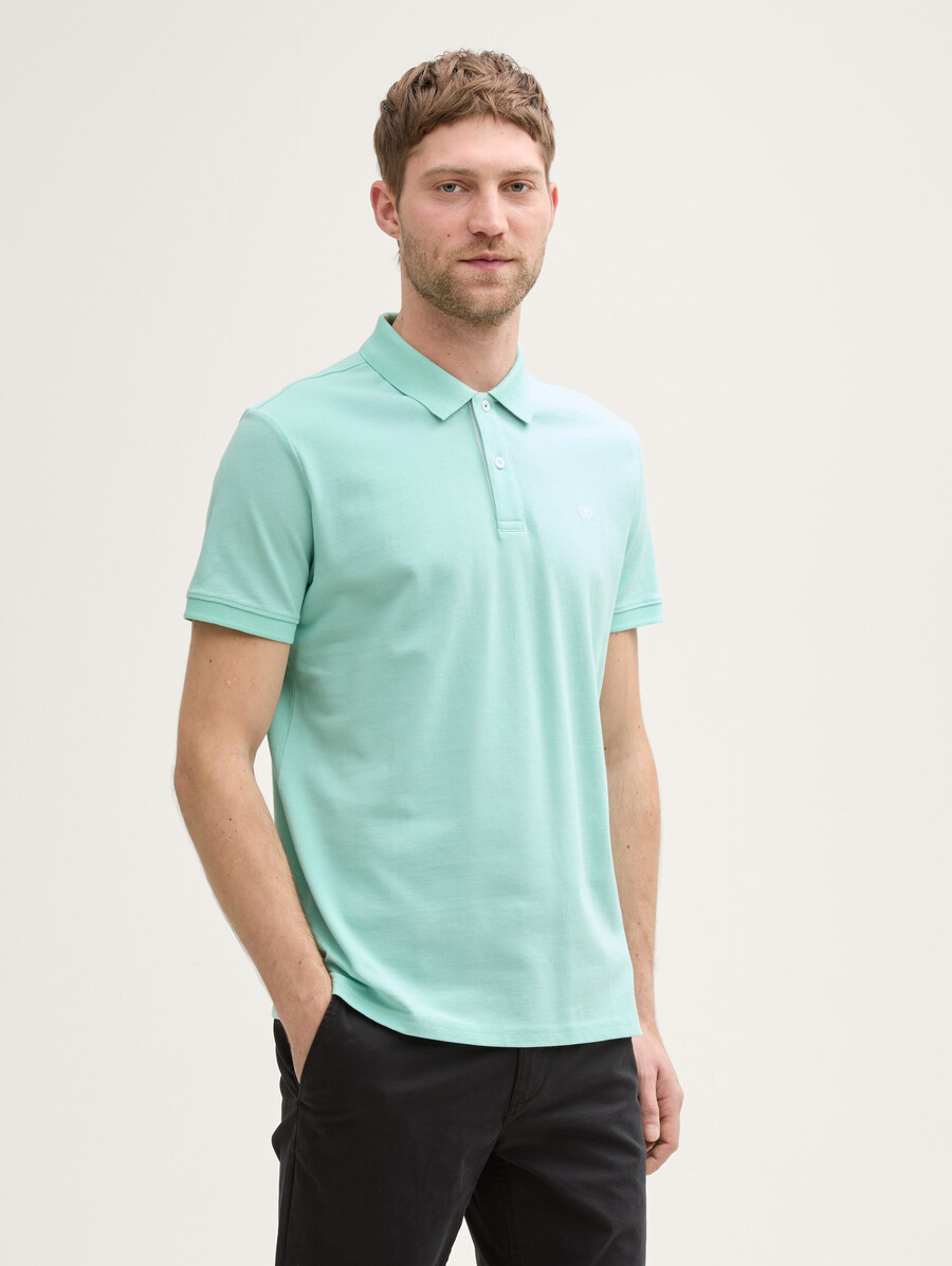 polo de piqué con logo bordado
