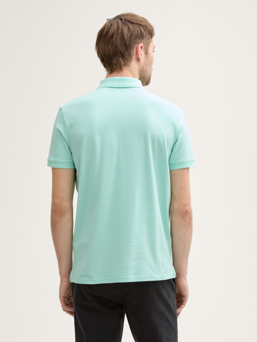 polo de piqué con logo bordado