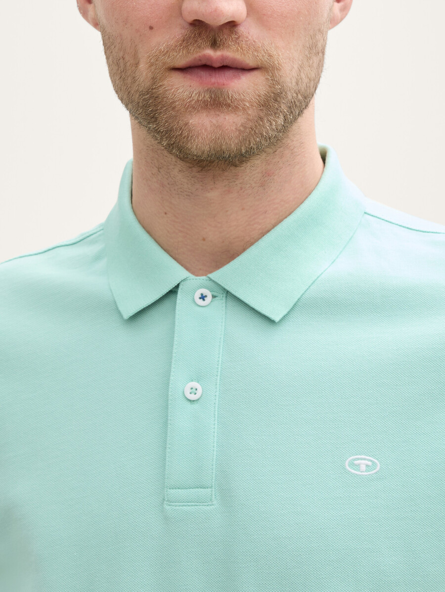 polo de piqué con logo bordado