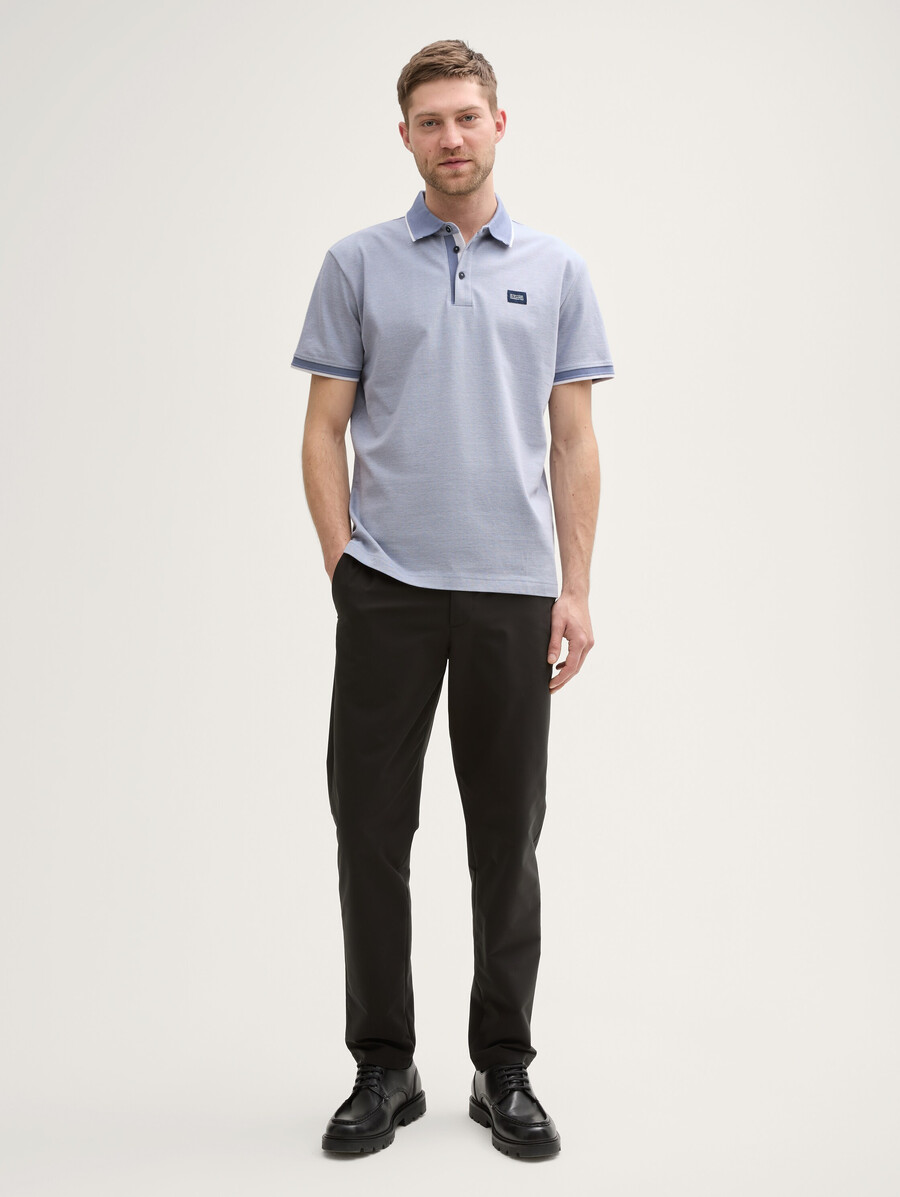 polo de piqué con etiqueta con logo