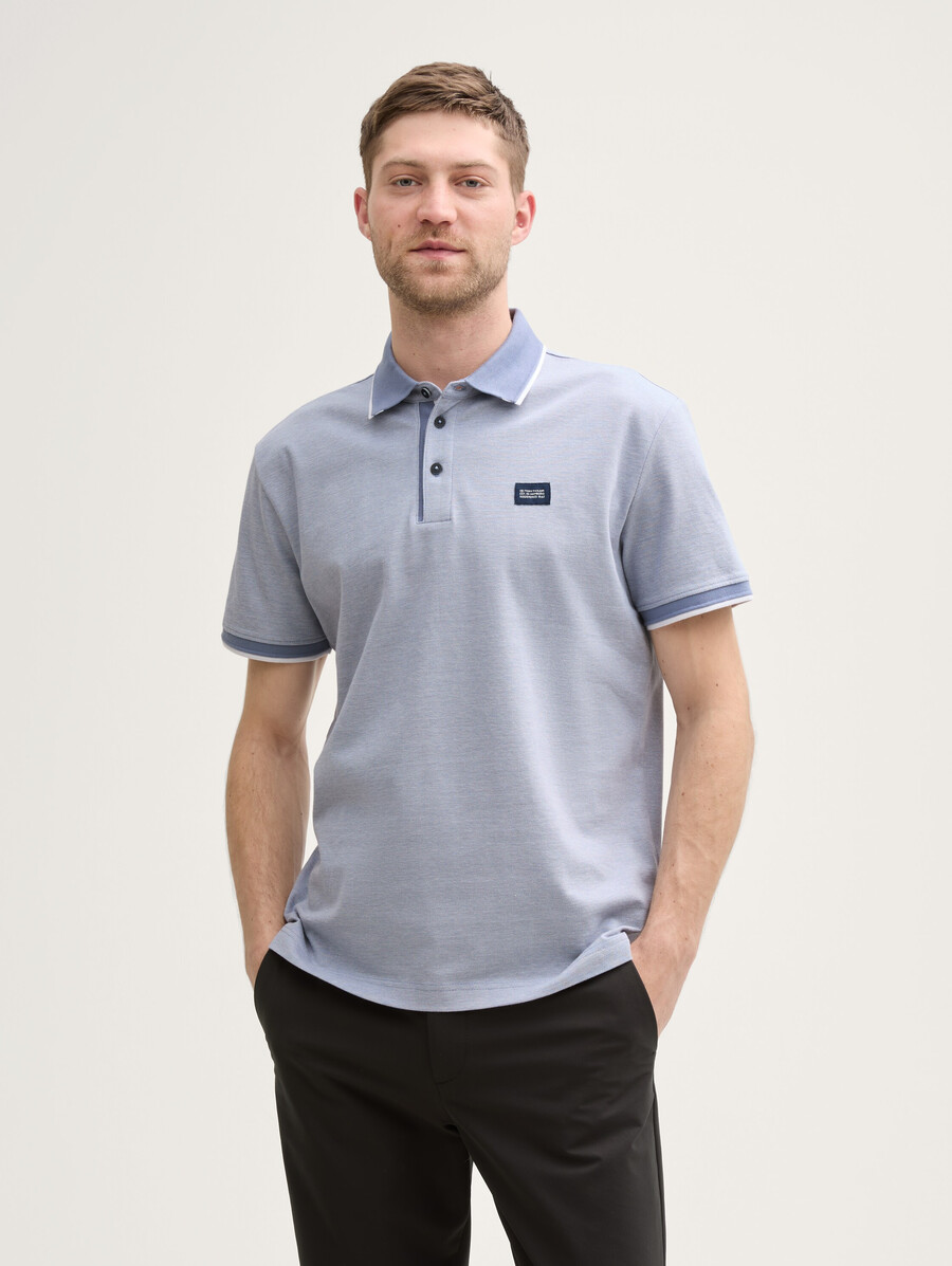 polo de piqué con etiqueta con logo
